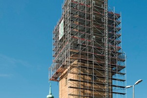  Für die Sanierung am 72 m hohen Glockenturm der Ludwigsburger Friedenskirche kam ein flexibles Allroundgerüst für unregelmäßige Bauformen zum Einsatz 