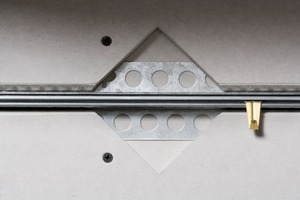  Links: Für große Fugen werden beide Seiten des Plattenstoßes mit einem ein Profil aus verzinktem Stahl hinterlegtFotos: Protektor 