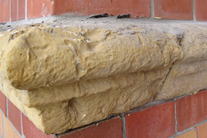  Stark geschädigter Sandstein vor Beginn der Restaurierungsarbeiten 
