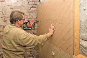  Die Platten befestigten die Handwerker mit jeweils acht Dübeln und Schrauben 