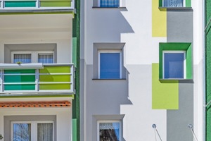  Balkonbrüstungen, Fensterleibungen und die Farbflächen über dem Eingangsbereich bilden ein harmonisches Ganzes, sie integrieren die Wärmedämmung optisch und lockern die Fassade auf.  