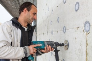  An der Fassade befestigten die Handwerker zwei Lagen MineralwolledämmplattenFotos (2): Knauf / Bernd Gallandi 