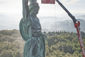  Dank der Hubsteiger konnte auch die Metallskulptur des Hermanns bis in eine Höhe von rund 50 m gereinigt werden Fotos: Kärcher 