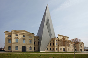  Architekt Daniel Libeskind setzte vor die historische Fassade des Militärhistorischen Museums der Bundeswehr in Dresden einen Keil aus Metalllamellen als Zeichen der Zerstörung im Zweiten Weltkrieg<br /> 