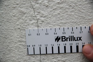  Rechts: Riss an einer Stoßfuge - die Rissbreite kann mit einem Rissbreitenmesser ermittelt werden 