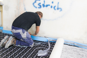  Beim Einbau der Fußbodenheizung wird der Randdämmstreifen für den Estrich verlegt 