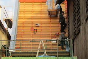  Dachdeckerarbeiten am Satteldach der Scheune: Hier wurde mit dem Doppelmuldenfalzziegel Z1 gedeckt 
