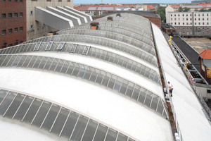  Auf dem 3300 m2 großen Tonnendach des Maschinenhauses von Vattenfall waren mehrere übereinander geklebte Bitumenbahnen mit der Zeit durchlässig geworden, eine Sanierung wurde notwendig
Foto: Triflex 