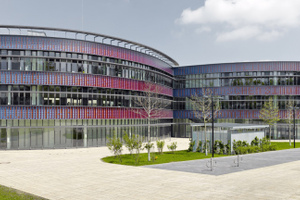  Um die runde, gekurvte Form des neuen Gymnasiums in Bochum zu stärken und den fließenden Eindruck der organisch geschwungenen Linien zu unterstützen, gliedert sich die Fassade horizontal 