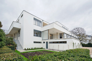  Zum Garten hin präsentiert sich die sanierte Villa Tugendhat im tschechischen Brno (ehemals Brünn) aufgrund der Hanglage mit ihren insgesamt drei Geschossen 