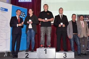  Auf den Siegerpodest stehen bei den Estrichlegern Christian Kohr (Gold), Mona Leidig (Silber) und Tim Hofmann (Bronze) 