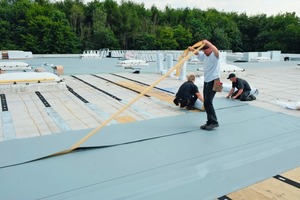  Nach erfolgter Sanierung endlich auch wieder angeschlossen: die PV-Anlage auf dem Flachdach, durchdringungsfrei aufgestellt  