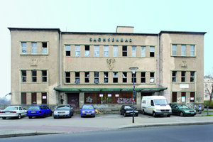  Die Frage, wie man aus dem Schwimmbad im Dresdener Stadtteil Pieschen ein Mehrgenerationenhaus machen kann, beschäftigt im Rahmen der fünften Leipziger Messeakademie 70 Architekturstudenten aus ganz Deutschland 