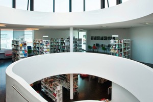  Die offenen Ebenen sind im Hauptgebäude der Mediathek in ihrer Mitte über eine große, nahezu elliptisch geformte Treppe miteinander verbunden 