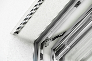  Zu der Fenstersturzausbildung der Knauf VHF gehört unter anderem die erforderliche Lüftungsöffnung zur Gewährleistung der funktionsfähigen Hinterlüftung der Fassade oberhalb einer Fensteröffnung. Die Lüftungsöffnung ist hier optional mit einem Kleintiergi 