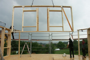  Montage der Holzkonstruktion mit dem Mobilkran 