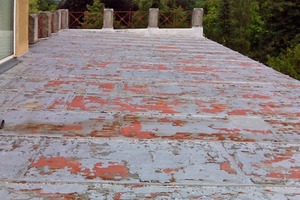 Vorher (links): Der Schutzanstrich des 245 m2 großen Stehfalzdaches war bereits abgeblättertNachher (rechts): Langzeitsicher dicht präsentiert sich das abgedichtete Blechdach  