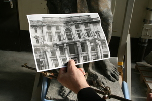  Alte Schwarzweißfotografie des Portals VI vom Schlüterhof mit Skulpturen 