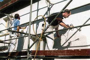  Bei Arbeiten mit Silikatsystemen sind besonders sorgfältige Vorarbeiten erforderlich, wie Abbeizen, Abbürsten, Hochdruckreinigen oder gar Sandstrahlen 