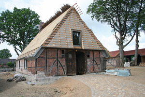  Die historischen Fachwerkaußenwände stellten die Handwerker vor dem „inneren Holzhaus“ wieder aufFotos (5): Holzbau Gehrmann 