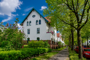  Frisch herausgeputzt und eingehüllt in ein grünes Umfeld – ein Straßenzug in der Gartenstadt Siebethsburg nach mehr als einem Jahrhundert. 