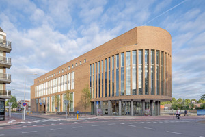  Stark, robust und gleichzeitig transparent und zugänglich präsentiert sich das neue Rathaus in der niederländischen Gemeinde Weert Foto: Thea van den Heuvel Fotografie 