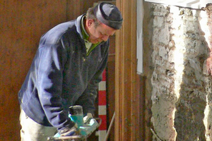  Stuckateurmeister Roland beim Anmischen des Haftspritzbewurfs MineralSanoPro hb, der halbdeckend auf die Innenwände aufgebracht wird 