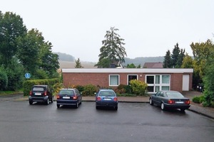  Zur Straßenseite dominierte den Bungalow aus den 1970er Jahren die rotbraune Klinikerfassade 