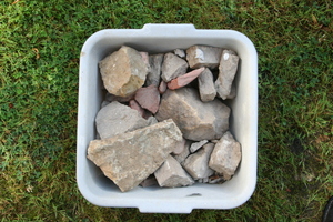  Ein Teil der verwendeten Muschelkalkbrocken, die als Zuschlag im Lehmfußboden der Holtkämperei verwendet wurden 