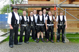  Rechts: Auszubildende im ersten und zweiten Lehrjahr des HBZ Bielefeld-Brackwede vor dem Final Wooden House beim Richtfest Mitte Mai in BielefeldFotos: Jörg Hainke 