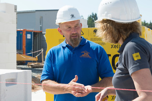  Josef Reger erläutert die Vorteile der Bauweise auf der Baustelle 