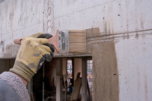  Zur Anbringung der Vorwandmontage-Zargen wird die Wand rund um die Fensteröffnung mit einem rund 10 cm breiten Primeranstrich vorbereitet 