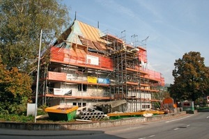  Für die Neudeckung des Walmdaches verwendeten die Dachdecker die alten Biberschwanzziegel 