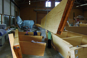  Die Zimmerei Sieveke traut sich auch an komplexe Holztragwerke heran, wie diese enormen Binderbauteile einer Dachkonstruktion für die Kreisverwaltung Barnim in Eberswalde beweisen 
