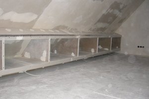  Bilder oben: Damit im Dachgeschoss für die Mitarbeiter des Architekturbüros mehr Licht zur Verfügung steht, entfernten die Handwerker dort eine komplette Wand 