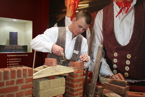  Maurerarbeiten auf dem Stand der Firma Kramp &amp; Kramp aus Lemgo 