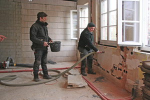  In den Hohlraum zwischen den beiden Mauerschalen der Backsteinaußenwände brachten die Handwerker im Einblasverfahren eine Kerndämmung aus Perlitekügelchen ein 