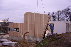  Montage der schon in der Werkstatt mit Grundputz beschichteten Holzrahmenelemente 