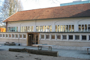  Die Turnhalle vor Beginn der Sanierungsarbeiten von außen 