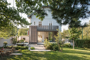  Blick auf die Villa mit Erweiterung vom Garten aus 