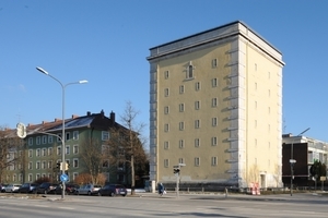  Der 1943 an der Münchner Ungererstraße erbaute Hochbunker zeigt deutlich den Willen zur Gliederung der Fassaden mit Gesimsen und bossierten Ecken aus Naturstein sowie geputzten Fenstergewänden, die formal der Renaissance entlehnt sind Fotos (2): Christine 