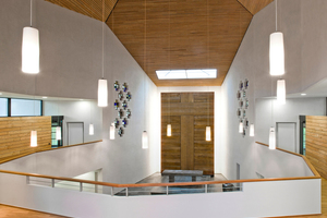  Blick von der Empore: &nbsp;Ein neues Oberlicht setzt den Altar der sanierten Melanchthonkirche in Szene 