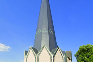  Bei der Sanierung der St. Jo­seph Kirche in Neubeckum verarbeiteten die Handwerker am Kirchturm rund 40 000 kleinformatige Faserzementplatten 