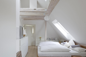  Den gut erhaltenen, reizvollen Dachstuhl legten die Architekten frei und öffnete den Spitzboden. Dort oben fügten sie ein Velux Elektrofenster mit Funksteuerung ein Foto: Velux Deutschland 