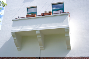  Nach dem Einblasen von Mineralwolle zwischen die beiden Mauerschalen erhält die Oberfläche von Fassade und Balkon mit dem Caparol-Anstrichsystem AmphiSilan dauerhaften Schutz und ursprüngliche Schönheit 