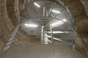  Zweiter Rettungsweg: Im Südturm bauten die Handwerker eine neue Stahltreppe in das Auge der originalen Natursteintreppe 