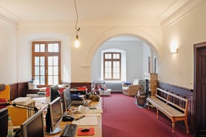  Die Räume des Architekturbüros im Obergeschoss des Haupthauses sind bereits fertig gestellt. Der Raum im Bild oben wurde von den Nonnen bis zur Schließung des Klosters 1803 als Refektorium genutzt 