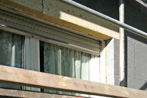  Im Zuge der energetischen Sanierung wurde das alte Fenster ausgetauscht und der darüber liegende Rollladenkasten stillgelegt. Um die Fensteröffnung nicht vergrößern zu müssen, wurde die 6 cm breite Laibung nicht abgespitzt, sondern nur der Fensterrahmen verbreitert und überdämmt 