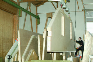  Für Holztafel- und Holzrahmenbauten werden die Elemente in der Regel in der Zimmerei vorgefertigt und mit dem LKW zur Montage auf die Baustelle geliefert 