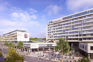  Das Ensemble aus saniertem Hotel (rechts im Bild) und dem Bikinihaus (links im Bild) 